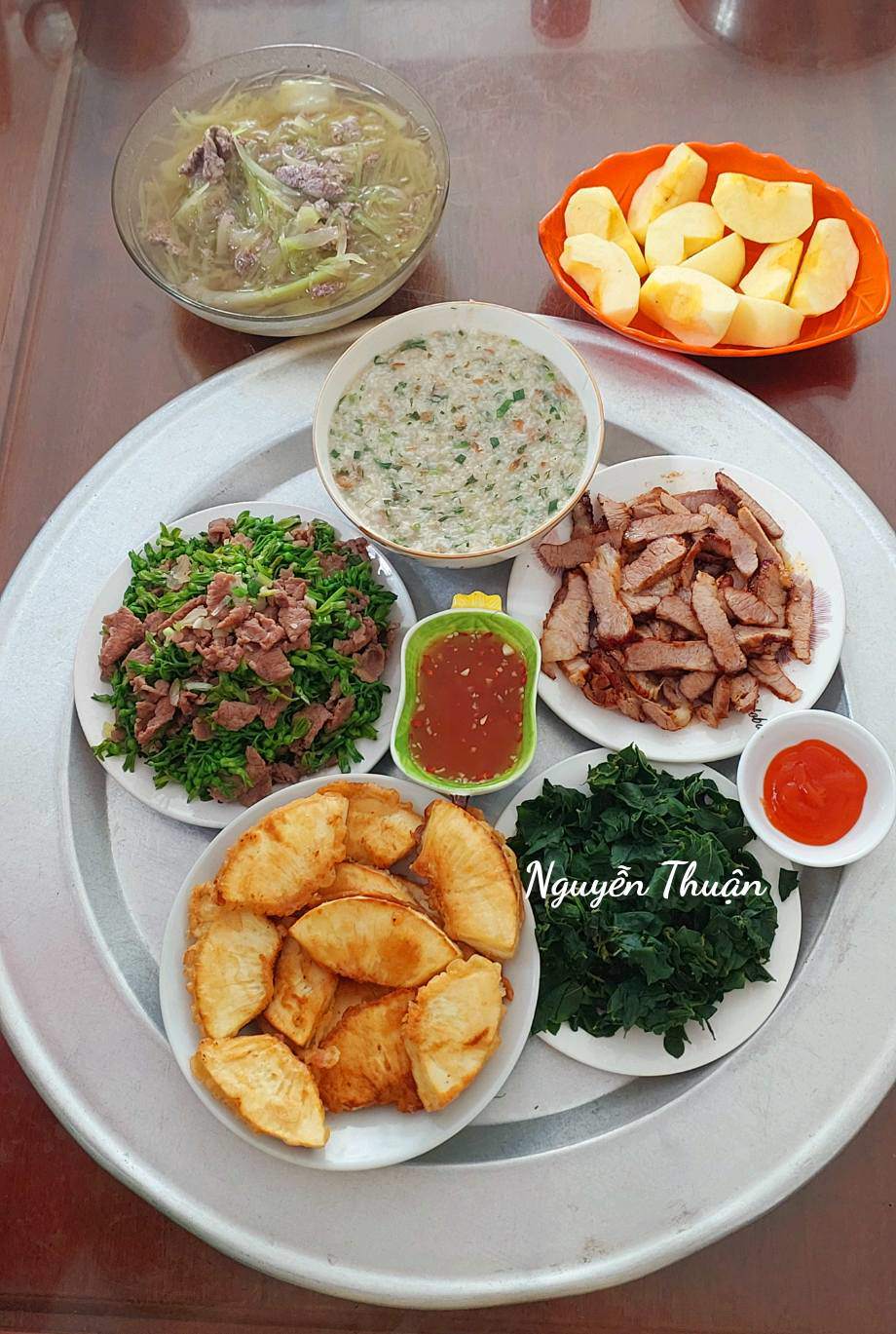 Thịt rán - Thịt bò xào hoa thiên lý - Quả sake tẩm bột chiên - Rau ngót luộc - Canh bầu nấu tép - Cháo thịt bằm