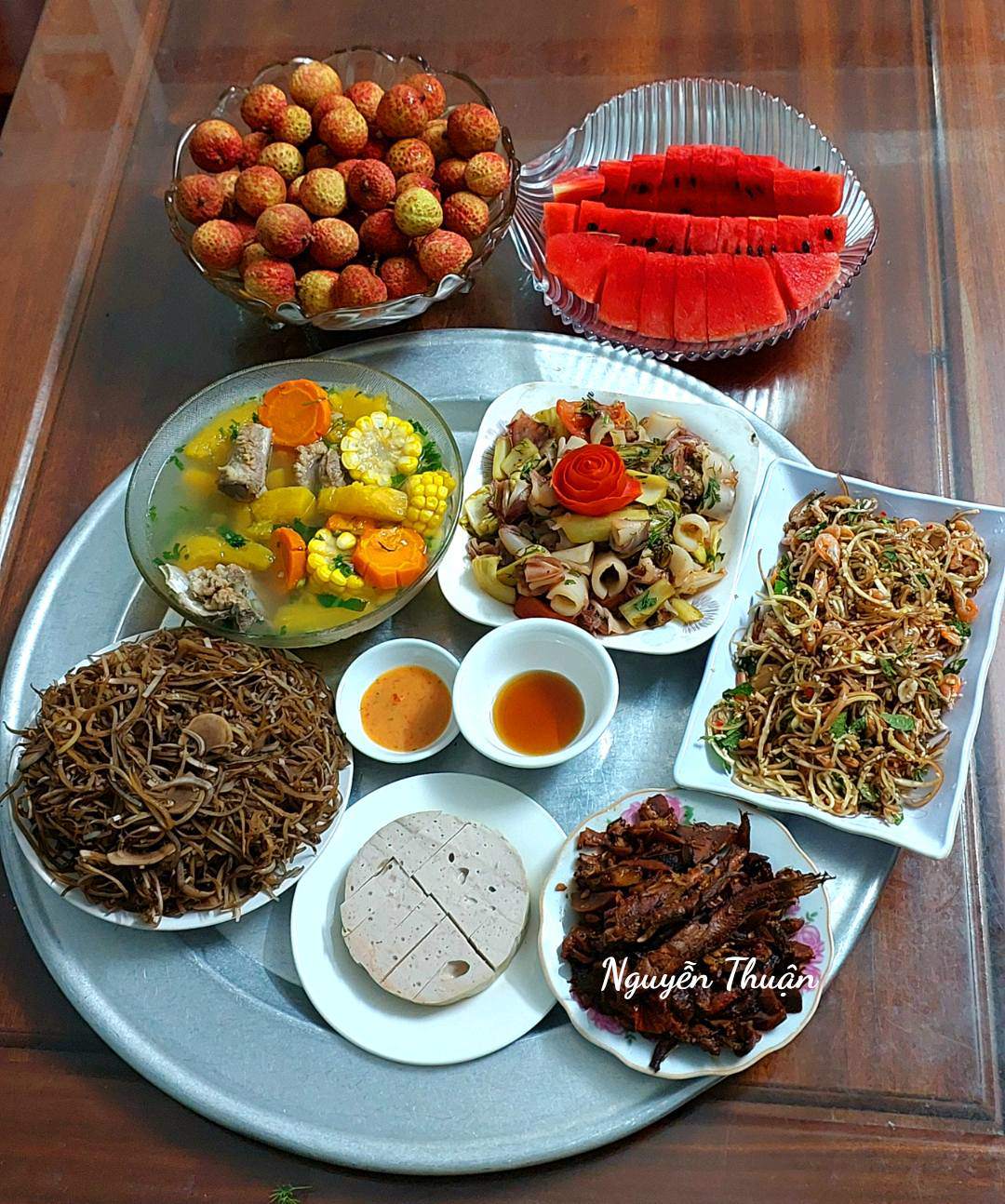 Mực xào dưa chua - Cá kho - Giò lụa - Hoa chuối luộc - Nộm hoa chuối - Canh xương hầm củ quả