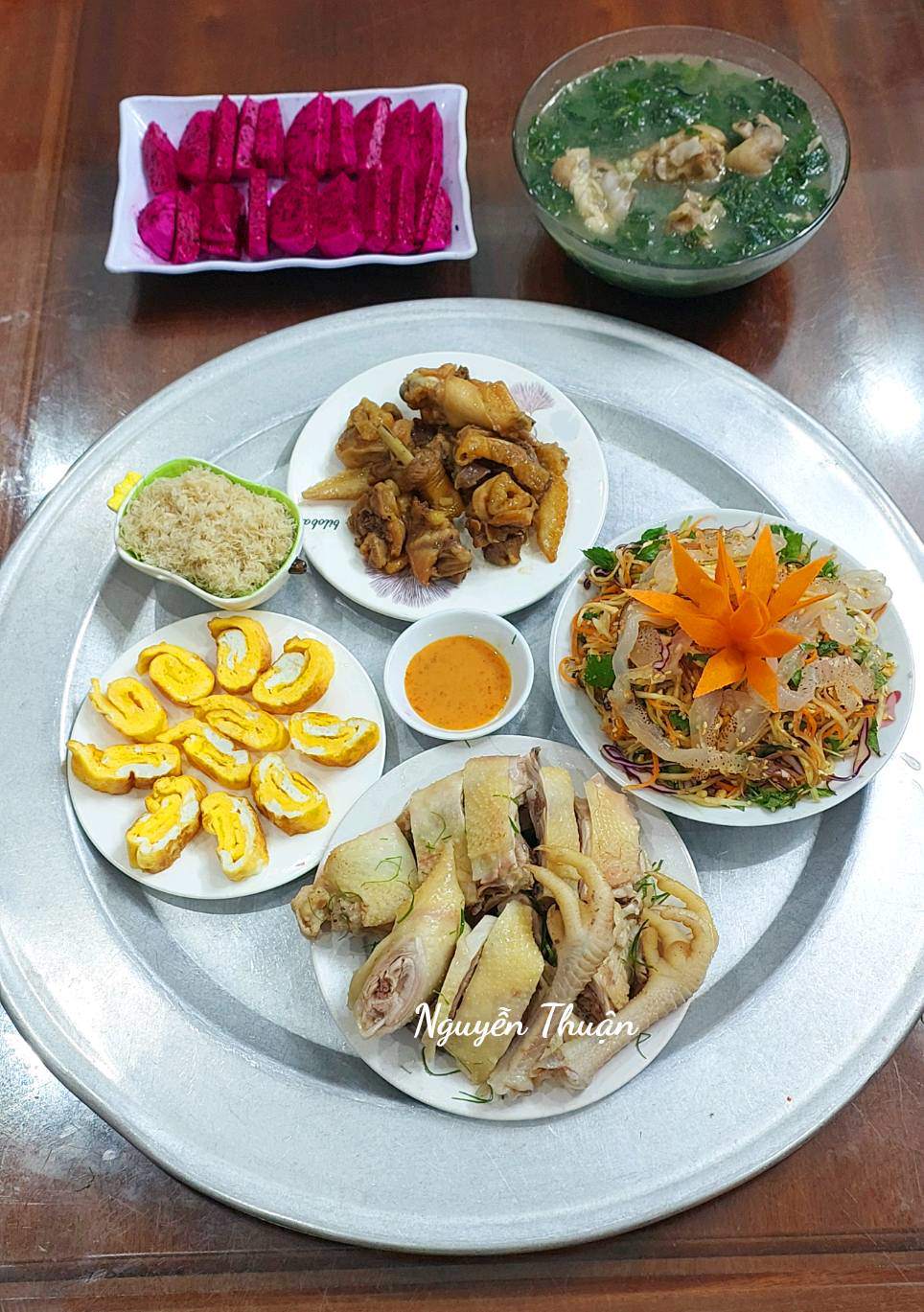 Thịt gà luộc - Thịt gà kho gừng - Nộm sứa - Trứng rán - Canh rau ngót móng giò