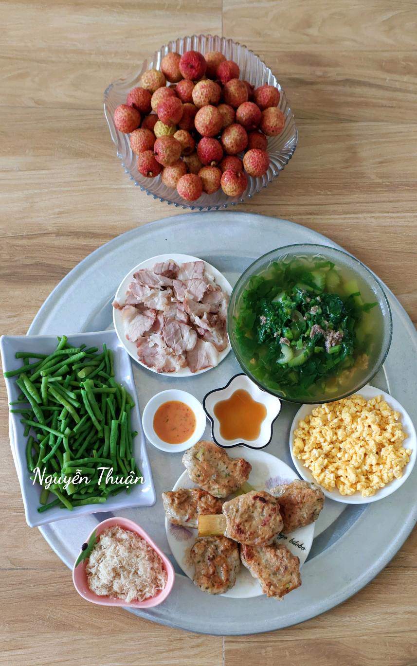 Thịt luộc - Chả chìa - Trứng bác - Đỗ đũa luộc - Canh mồng tơi mướp nấu cáy