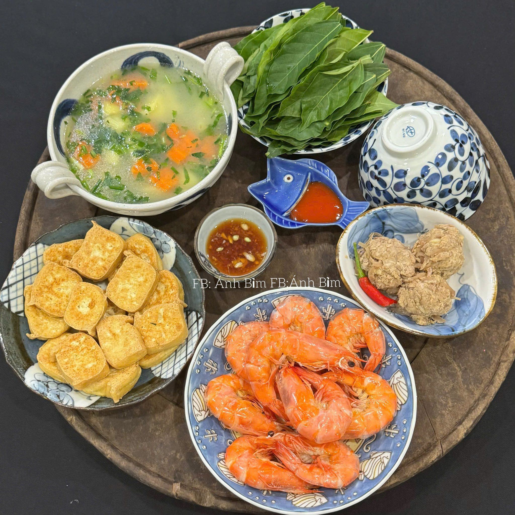 Tôm hấp - Đậu rán - Canh khoai tây, cà rốt - Nem nắm