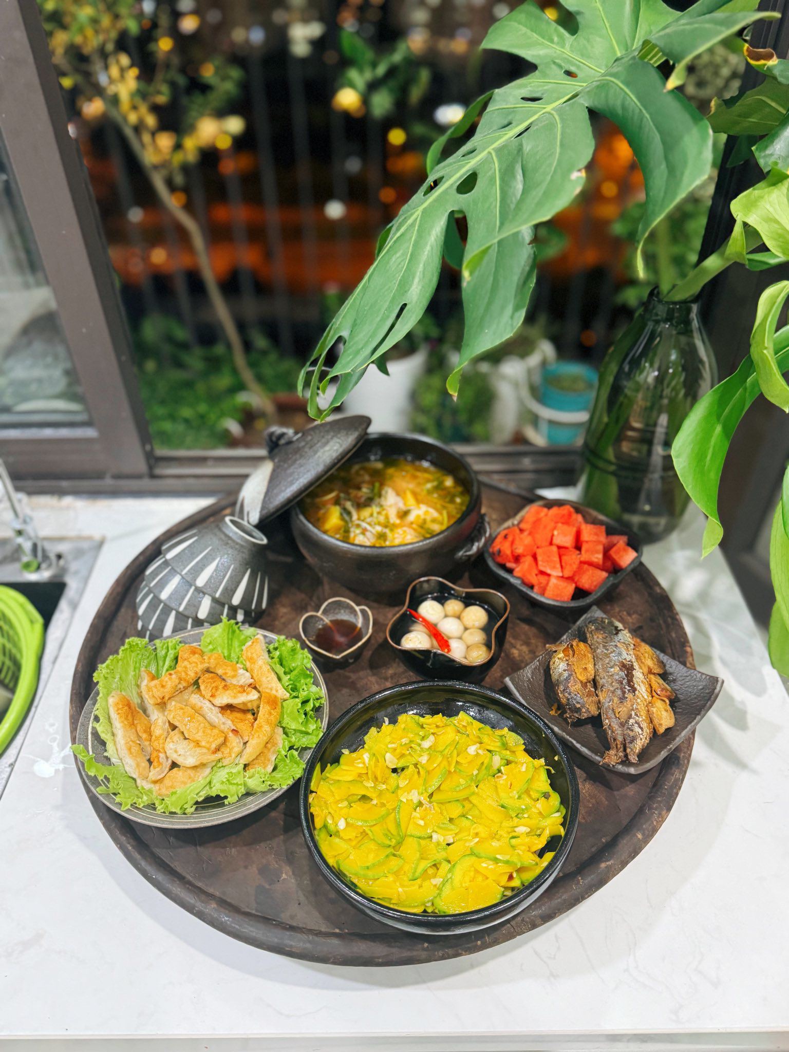 Chả cốm - Bí non xào - Cá nục kho - Đầu cá lăng nấu chua - Dưa hấu