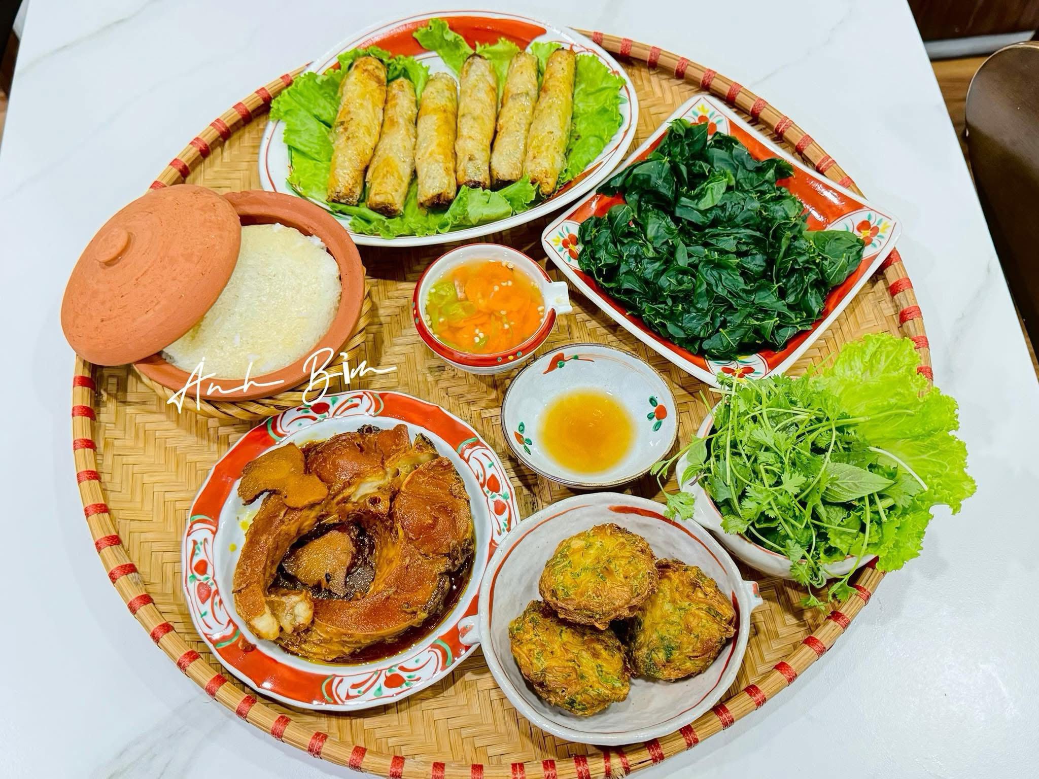 Cá trắm kho - Chả chay - Rau ngót luộc - Nem rán