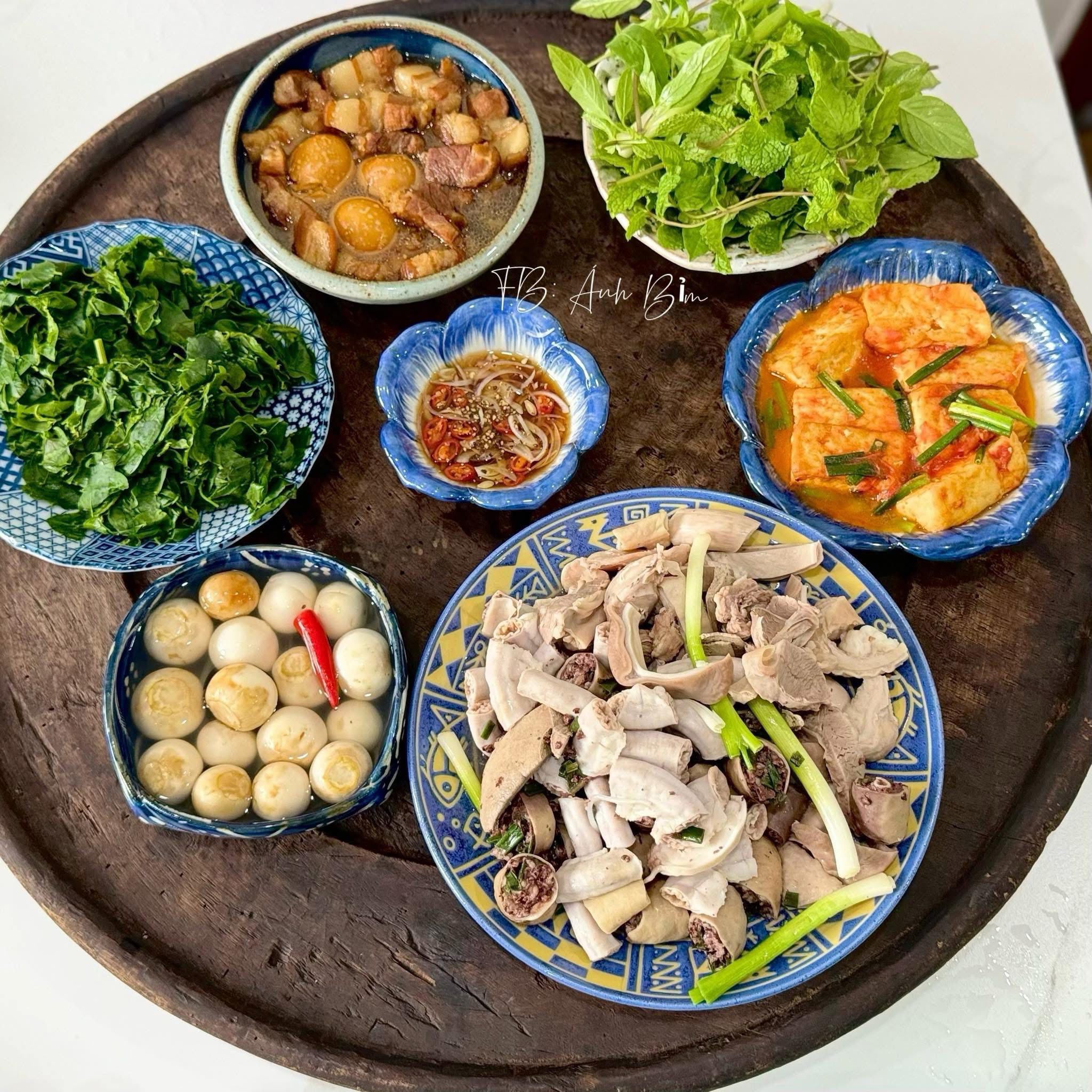 Lòng lợn - Cà muối - Rau ngót luộc - Thịt kho trứng - Đậu sốt cà chua