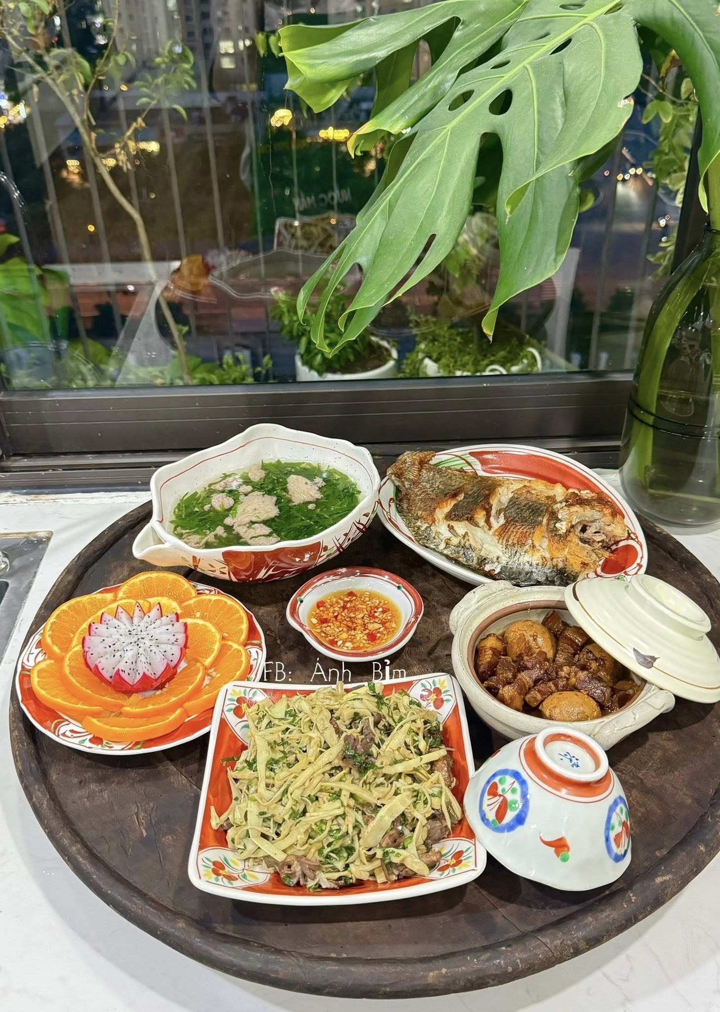 Măng xào tim gan - Cá rô phi rán - Canh tôm nấu rau đay, mùng tơi - Thịt kho trứng - Cam