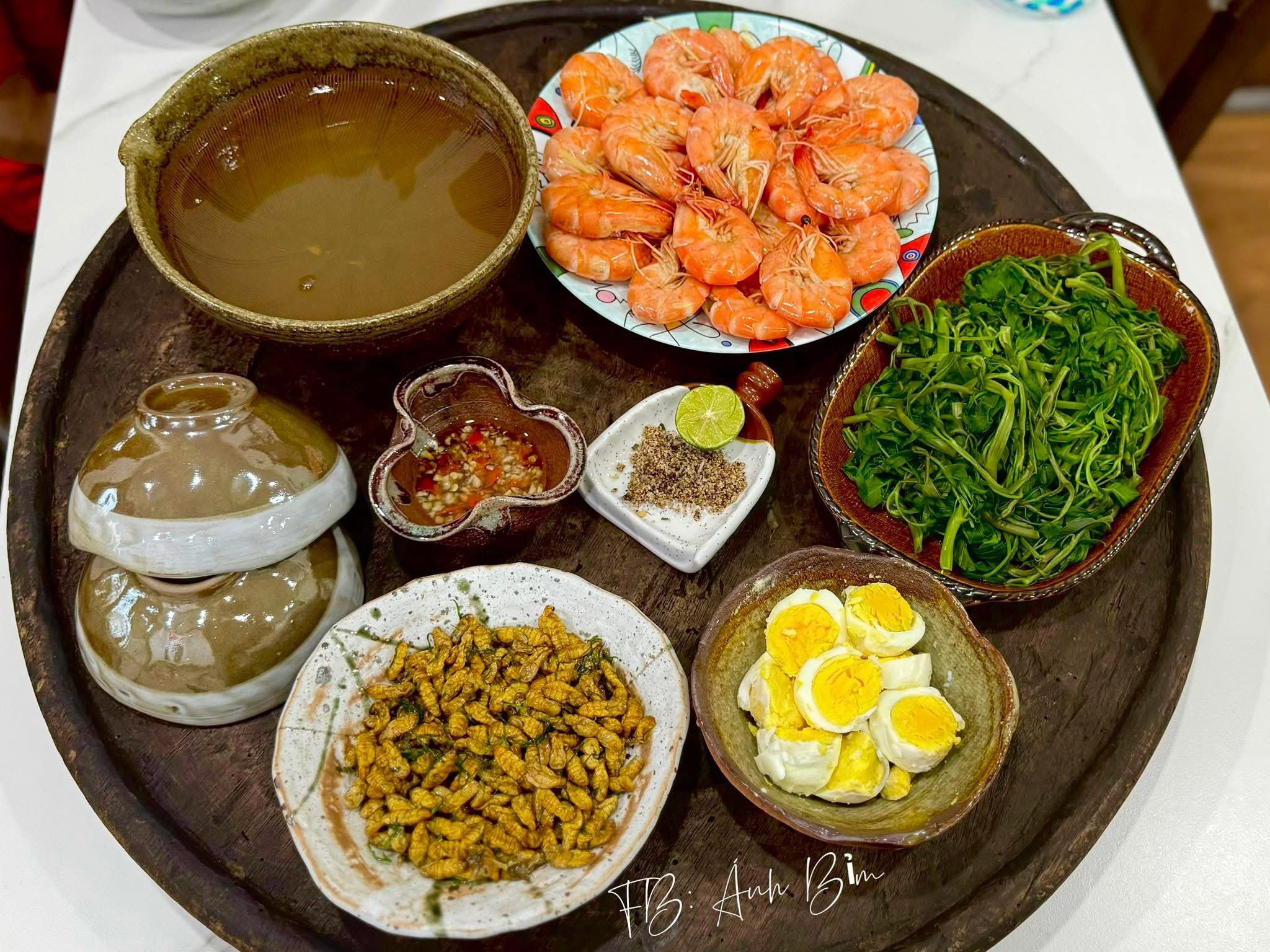 Nhộng rang - Trứng luộc - Rau muống luộc - Tôm hấp