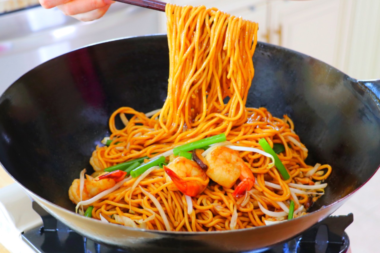 Cách làm mì xào nhanh gọn, hết veo trong vài phút - 1