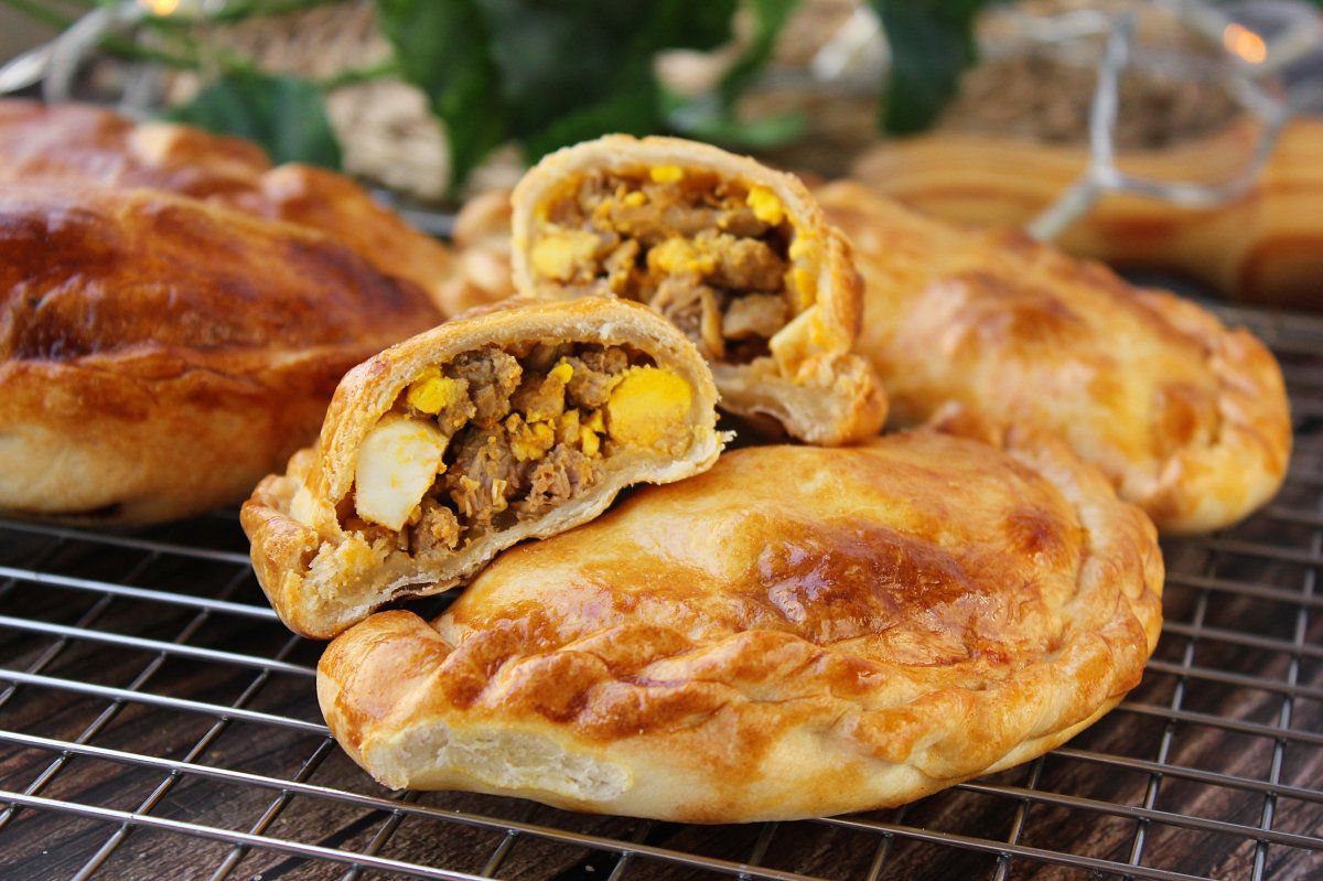 Empanadas tucumanas lại là món ăn chính của người Argentina, thường được thưởng thức cùng rượu vang