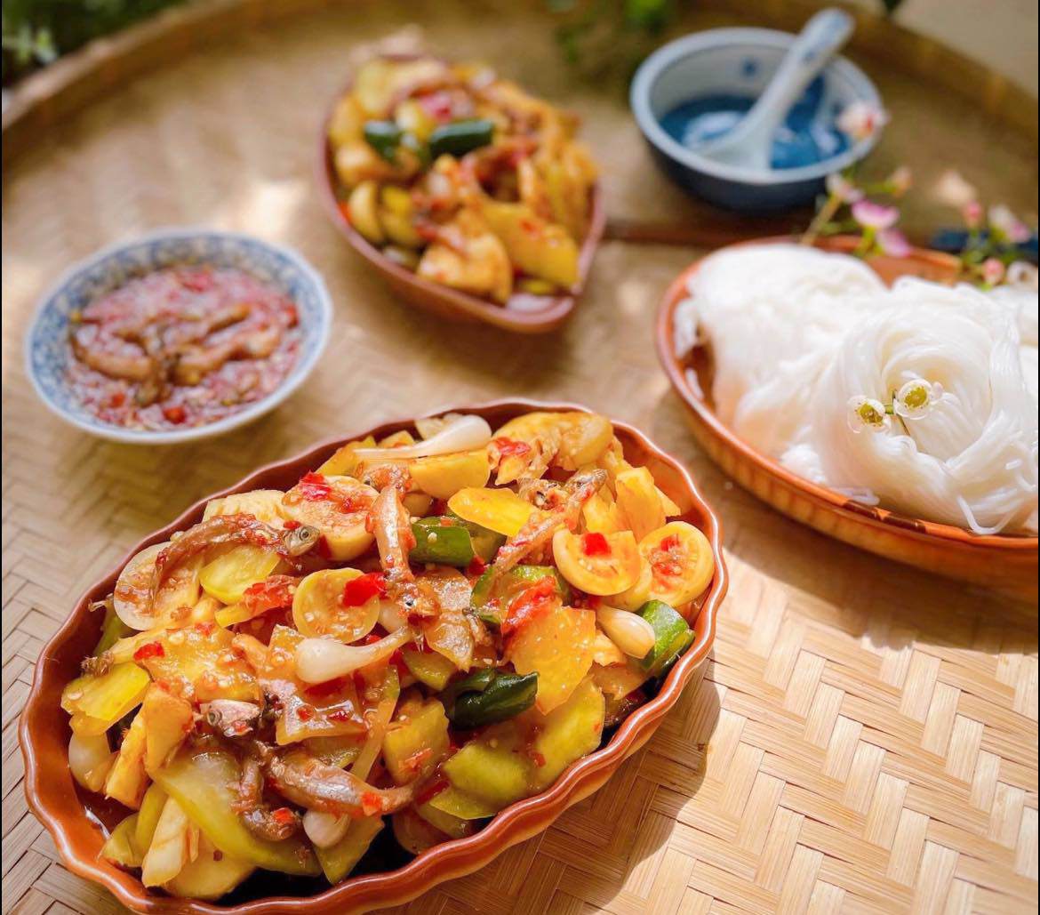 Thành phẩm có hương vị đặc trưng của mắm nêm hòa quyện với cà pháo, đu đủ, dưa leo dai giòn và vị cay nồng của ớt tỏi.