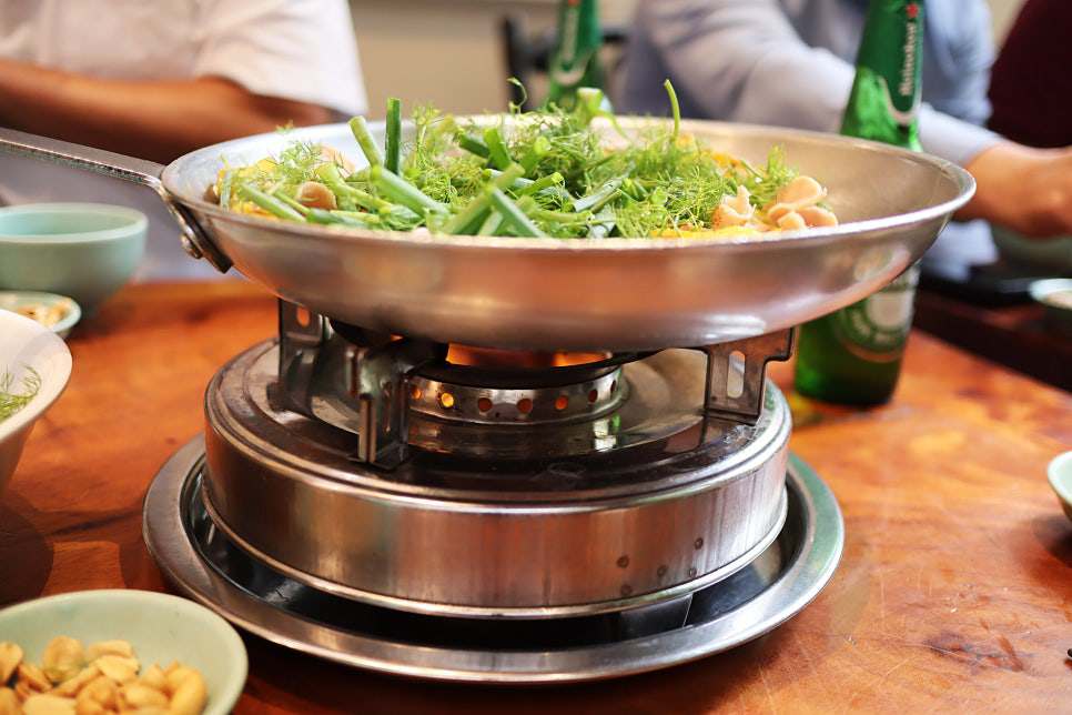 Khách du lịch Hàn Quốc say mê món đặc sản Hà Nội - 4