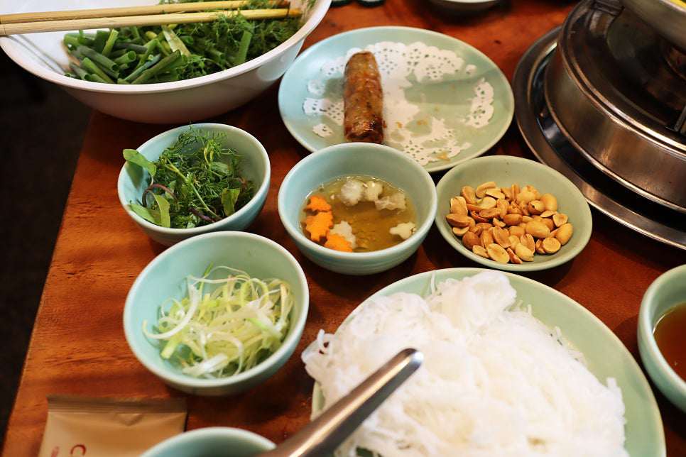 Khách du lịch Hàn Quốc say mê món đặc sản Hà Nội - 5