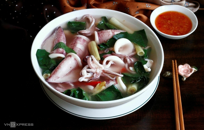 Mực luộc lá lốt kiểu Quảng Ninh. Ảnh: Bùi Thủy