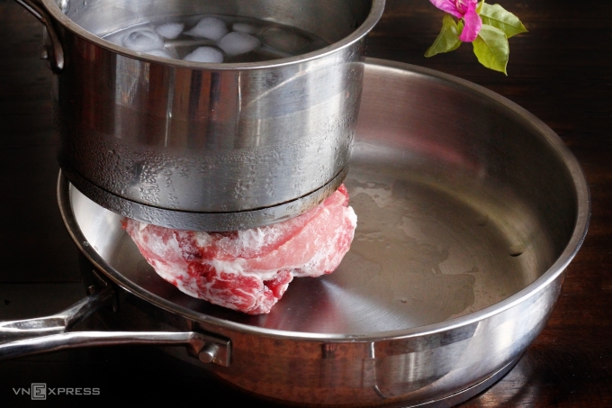 Kỹ thuật rã đông nước đá ngược. Ảnh: Bùi Thủy